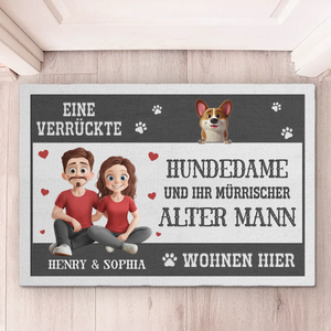 Personalisierte Deko-Matte – Perfektes Weihnachts- oder Geburtstagsgeschenk für Hundefans, Hunde-Mamas und -papas – Hundedame Und Ihr Mürrischer Alter Mann Wohnen Hier