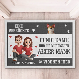 Personalisierte Deko-Matte – Perfektes Weihnachts- oder Geburtstagsgeschenk für Hundefans, Hunde-Mamas und -papas – Hundedame Und Ihr Mürrischer Alter Mann Wohnen Hier